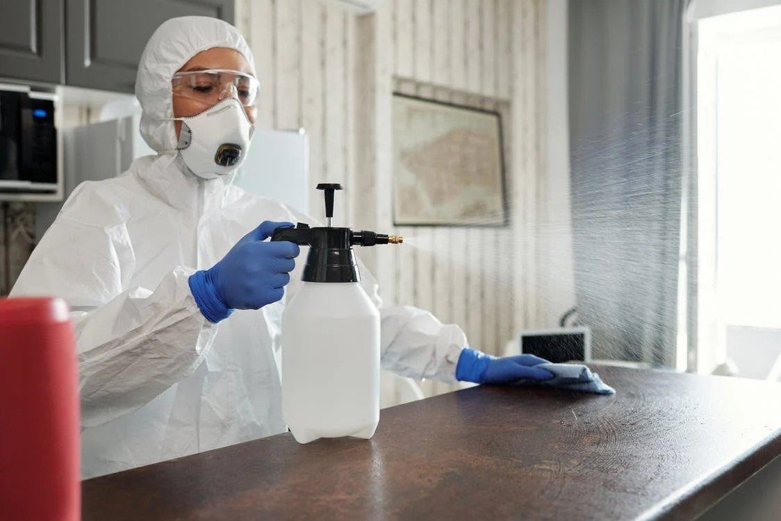 Cleaner-Spraying-Disinfectant